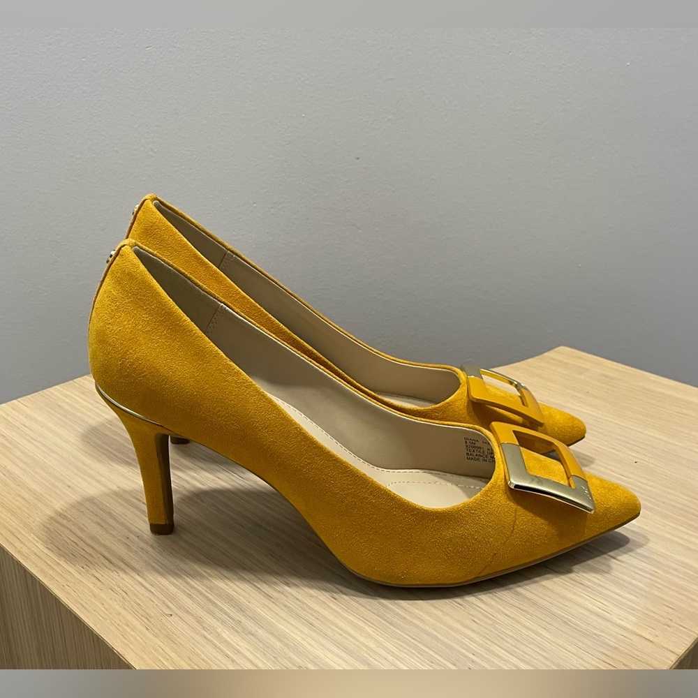 Pre-owned Jones New York mustard pump.